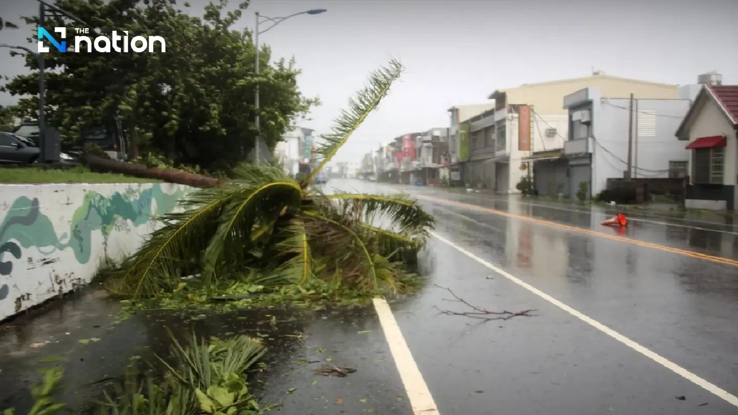 Typhoon "Podul" hits Taitung, Taiwan, cancels hundreds of flights and forces mass evacuations