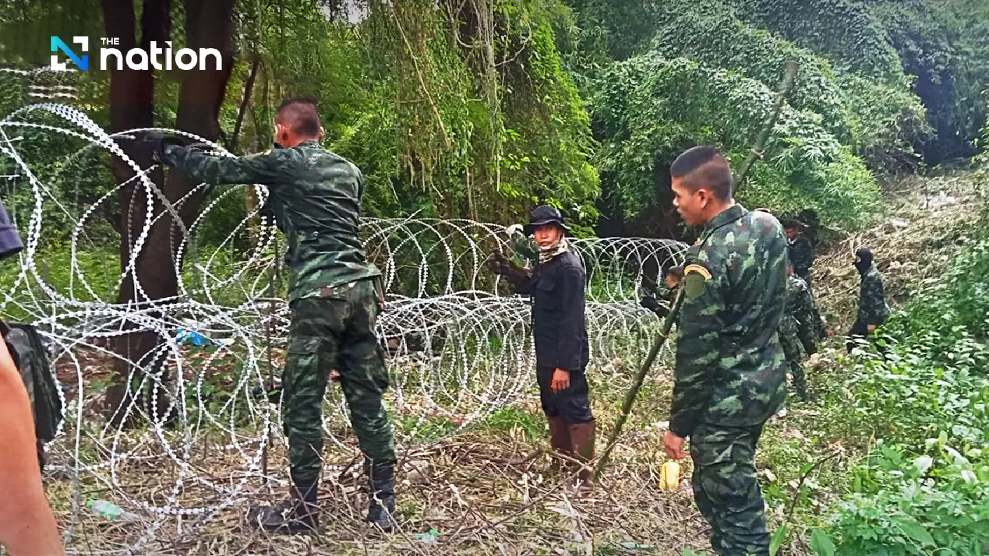 Troops lay 9.8 km barbed wire on Sa Kaeo border Troops lay 9.8 km barbed wire on Sa Kaeo border