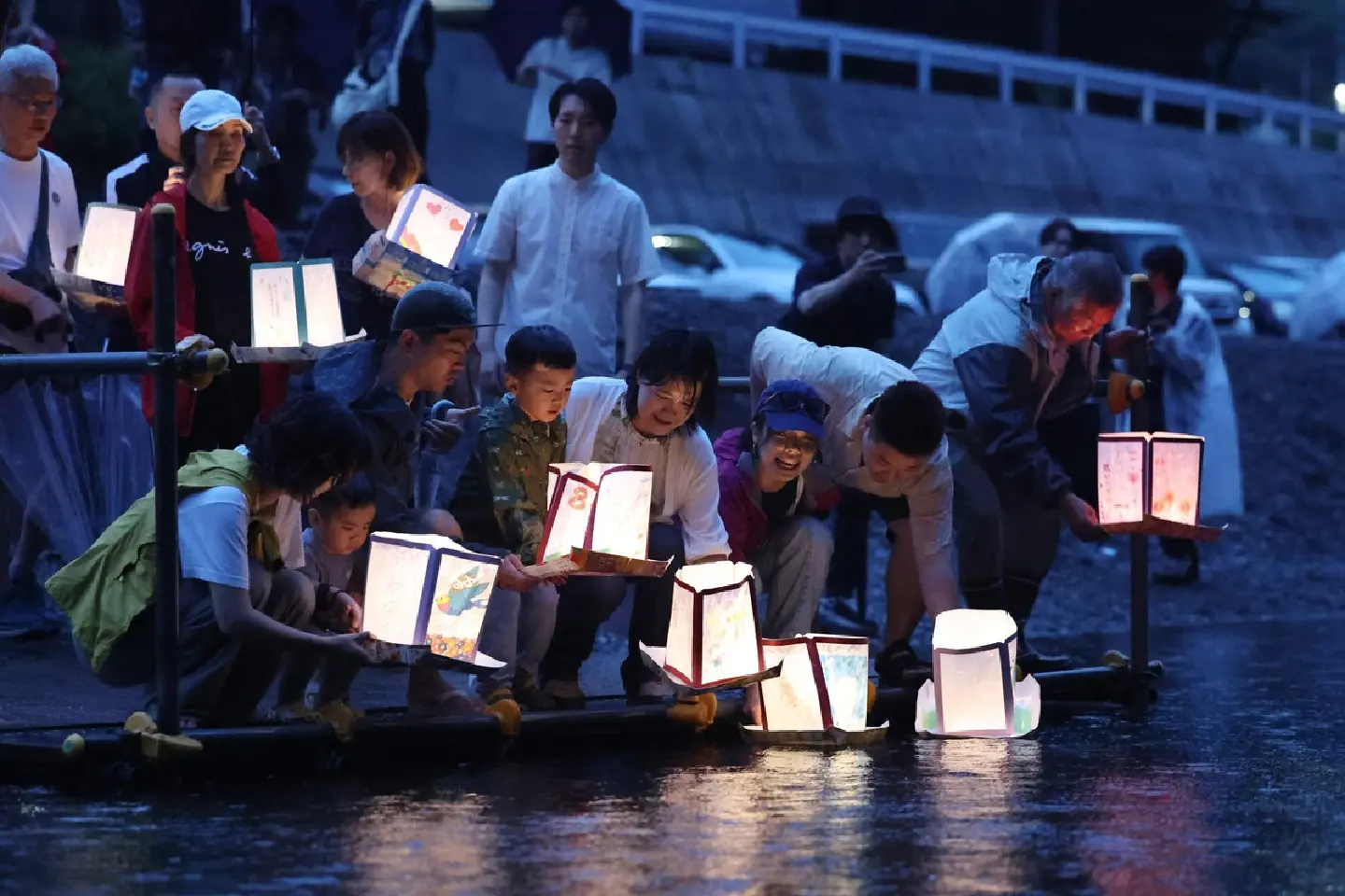 Lanterns floated for victims of JAL jet crash 40 years ago