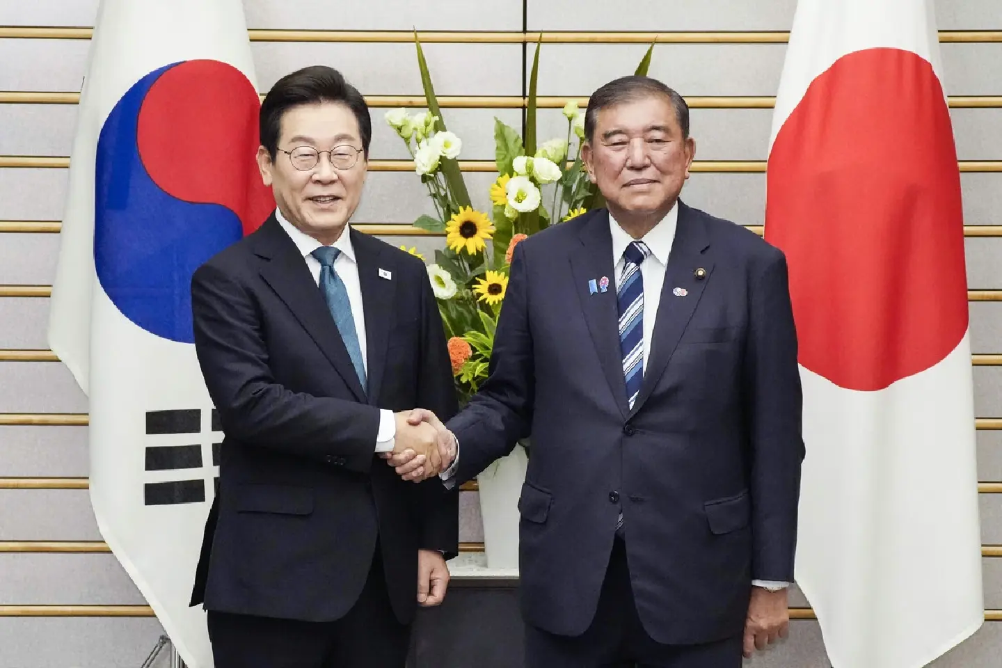 Ishiba, Lee vow to promote forward-looking Japan-S. Korea ties