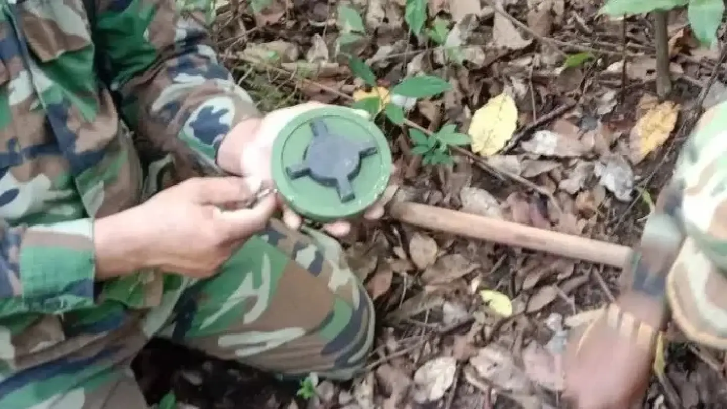 Second Army accuses Cambodia of throwing landmines into Thai territory Second Army accuses Cambodia of throwing landmines into Thai territory