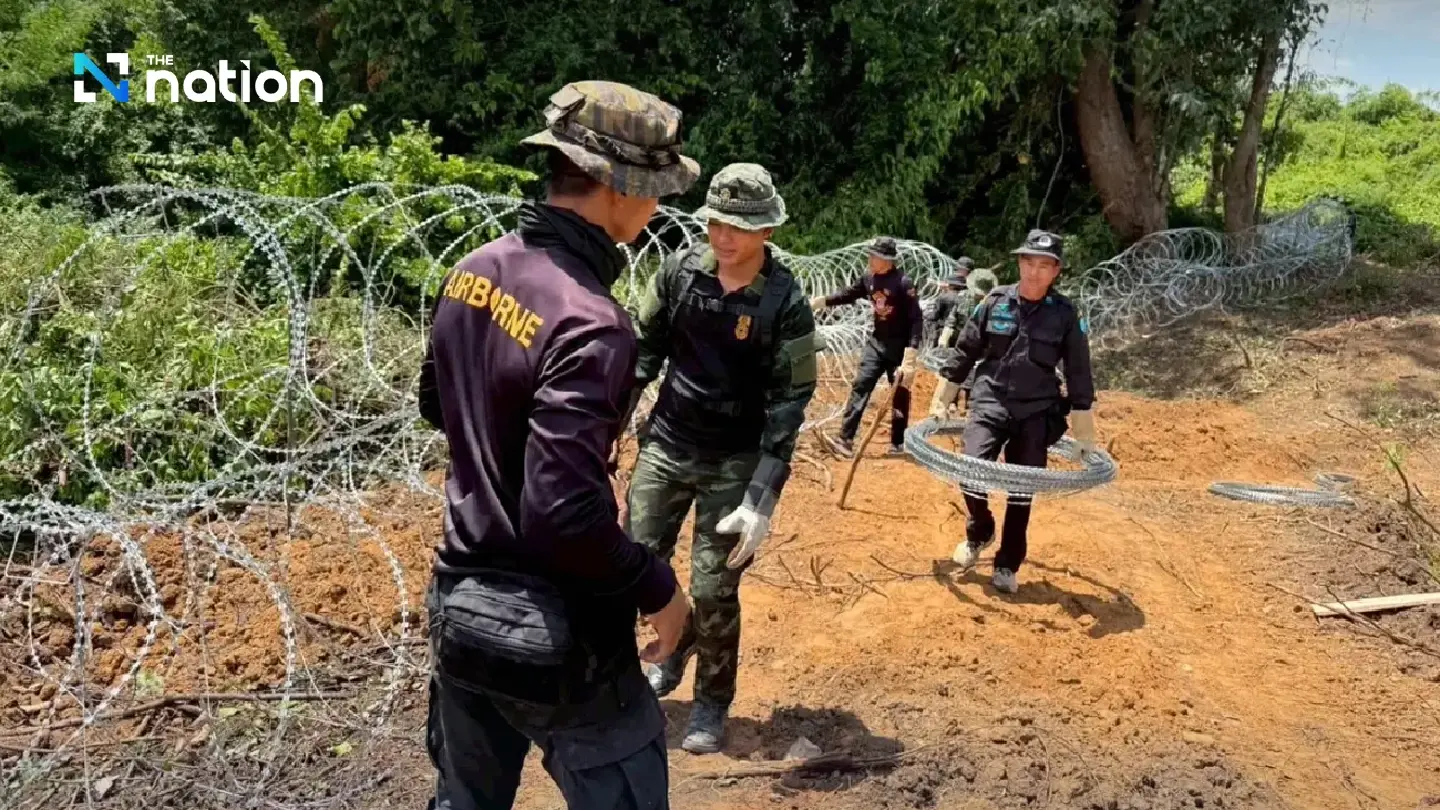 Thai Military Deploys Razor Wire to Seal Cambodian Border Thai Military Deploys Razor Wire to Seal Cambodian Border