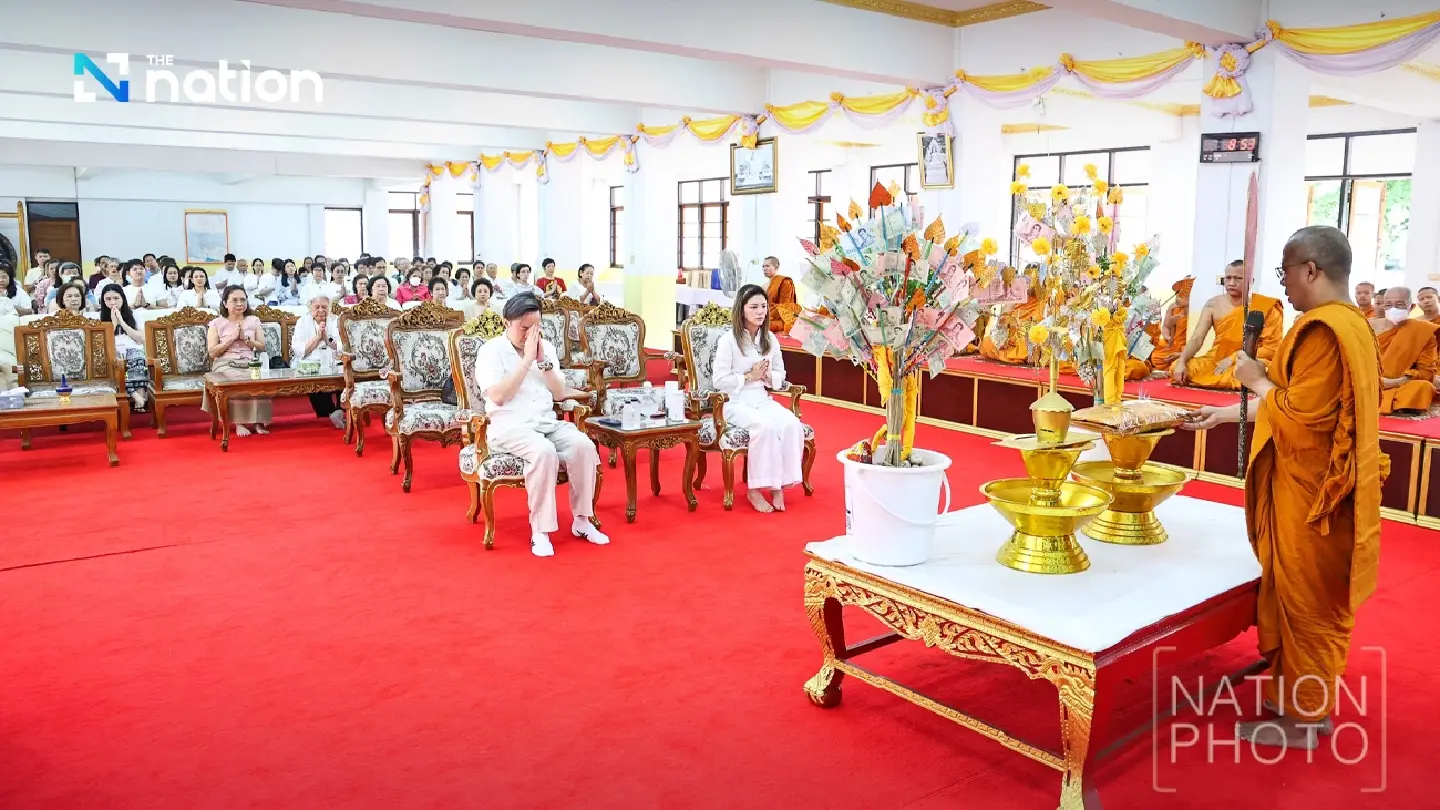 Shine Bunnag leads Nation Group executives in robe offering ceremony Shine Bunnag leads Nation Group executives in robe offering ceremony