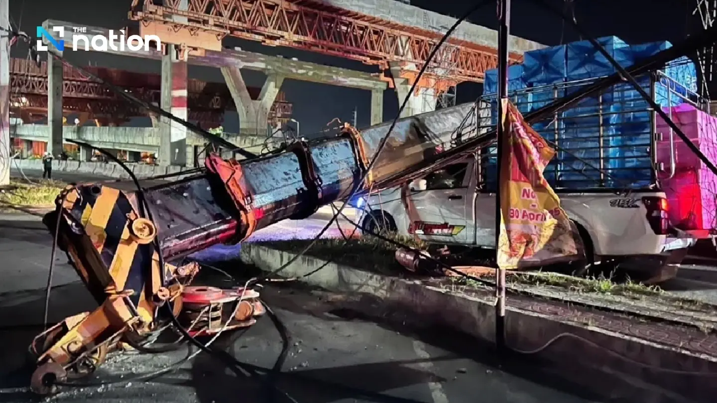 Three injured as construction crane collapses on Rama II Road Three injured as construction crane collapses on Rama II Road