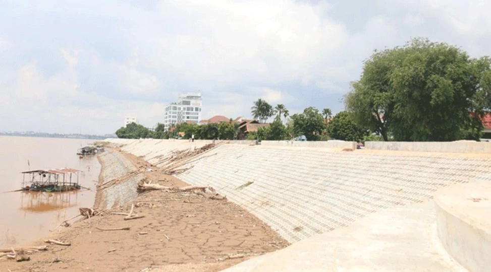 Mekong embankment in Vientiane nears completion
