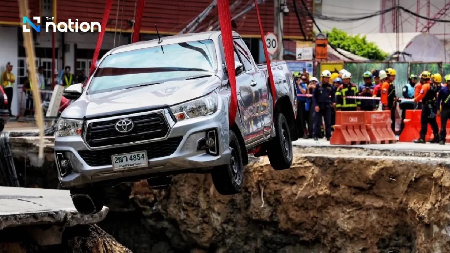 Authorities remove stranded truck from Vajira Hospital sinkhole, evacuation underway