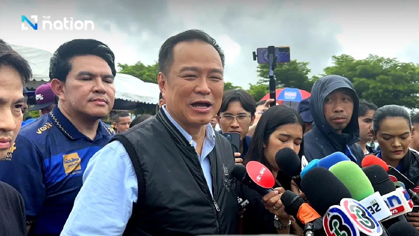 PM orders immediate flood relief, pledges 100-billion-baht long-term project