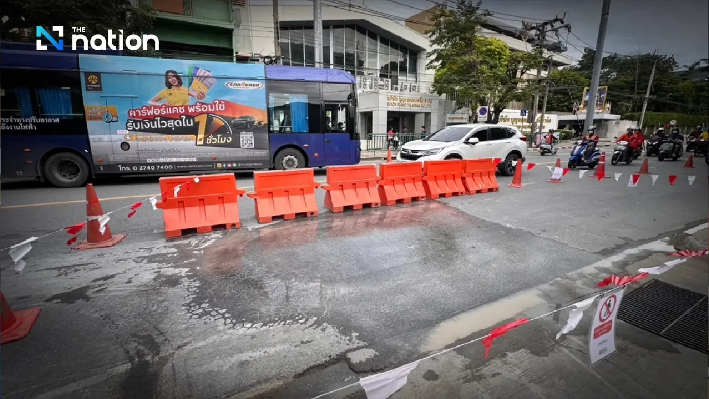 Water seeping from Samsen Road near collapse site Water seeping from Samsen Road near collapse site
