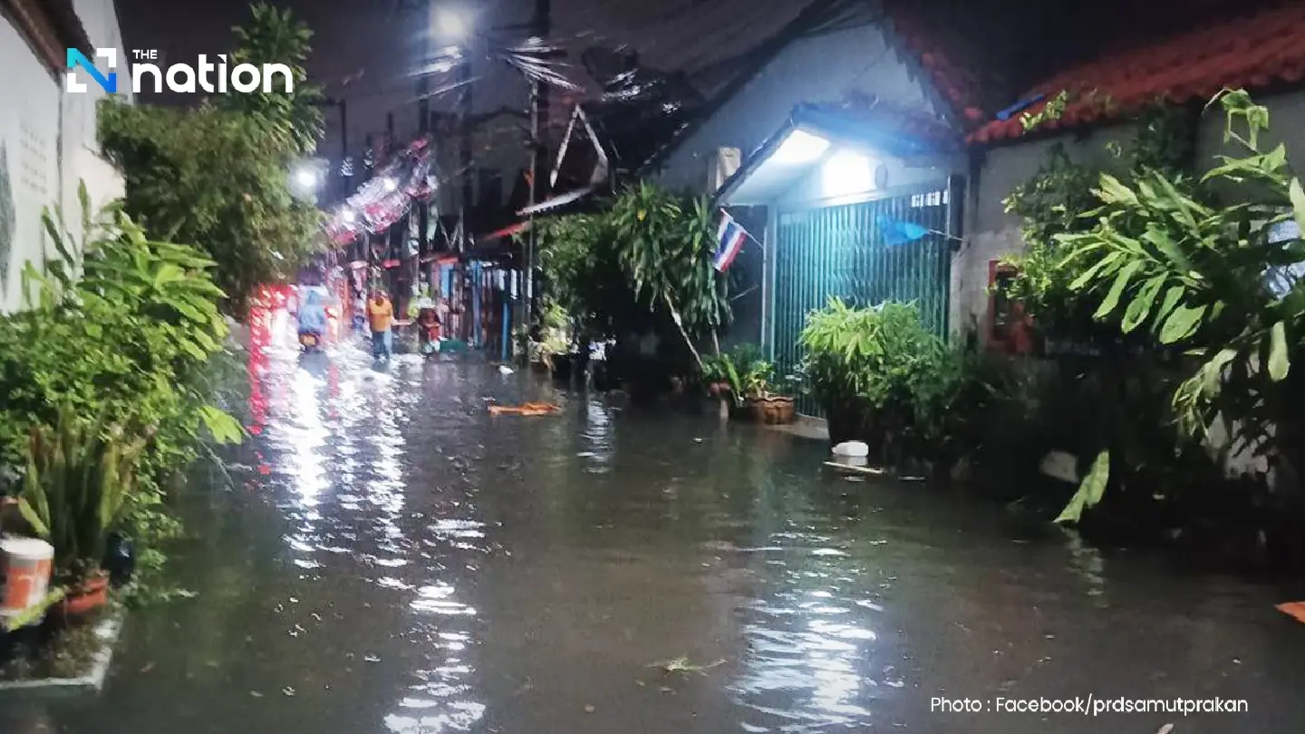 13 schools in Samut Prakan closed due to severe flooding and high tides