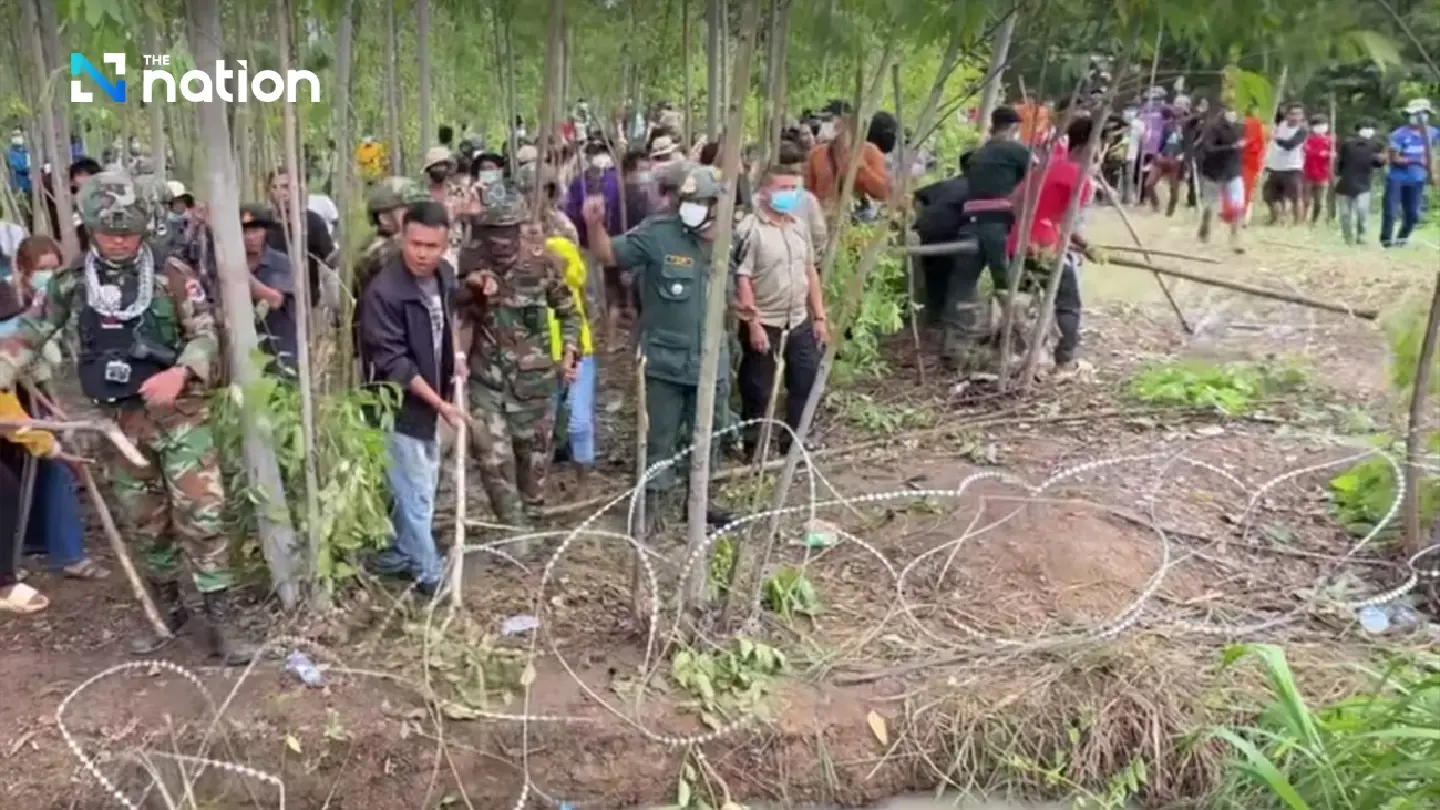 Thai military warns of severe penalties for border breaches, vandalism and theft Thai military warns of severe penalties for border breaches, vandalism and theft