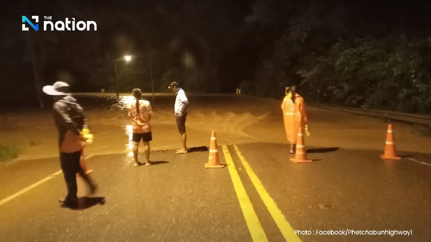 Bridge over Pa Sak River closed due to flooding in Phetchabun Bridge over Pa Sak River closed due to flooding in Phetchabun