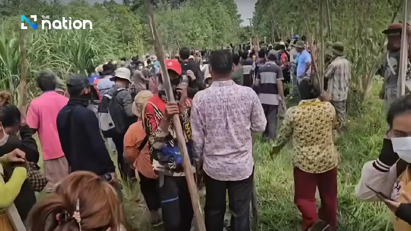Cambodians confront Thai troops at Sa Kaeo border following eviction order Cambodians confront Thai troops at Sa Kaeo border following eviction order