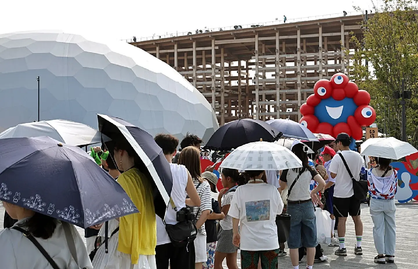 Daily visitors to Osaka Expo hit record 200,000 Daily visitors to Osaka Expo hit record 200,000