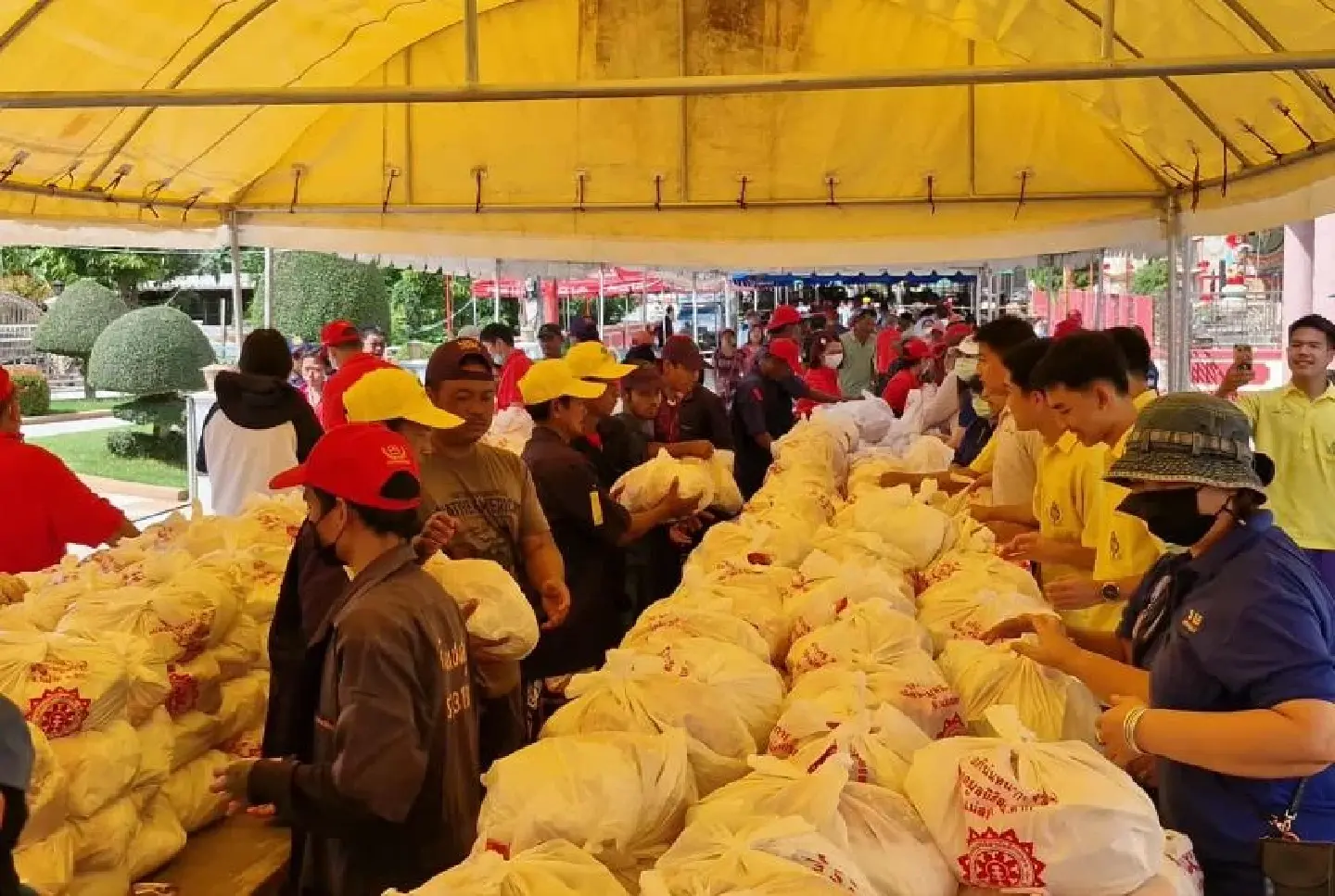 Chinese temple donates food supplies to Myanmar workers and Thais in Mae Sot