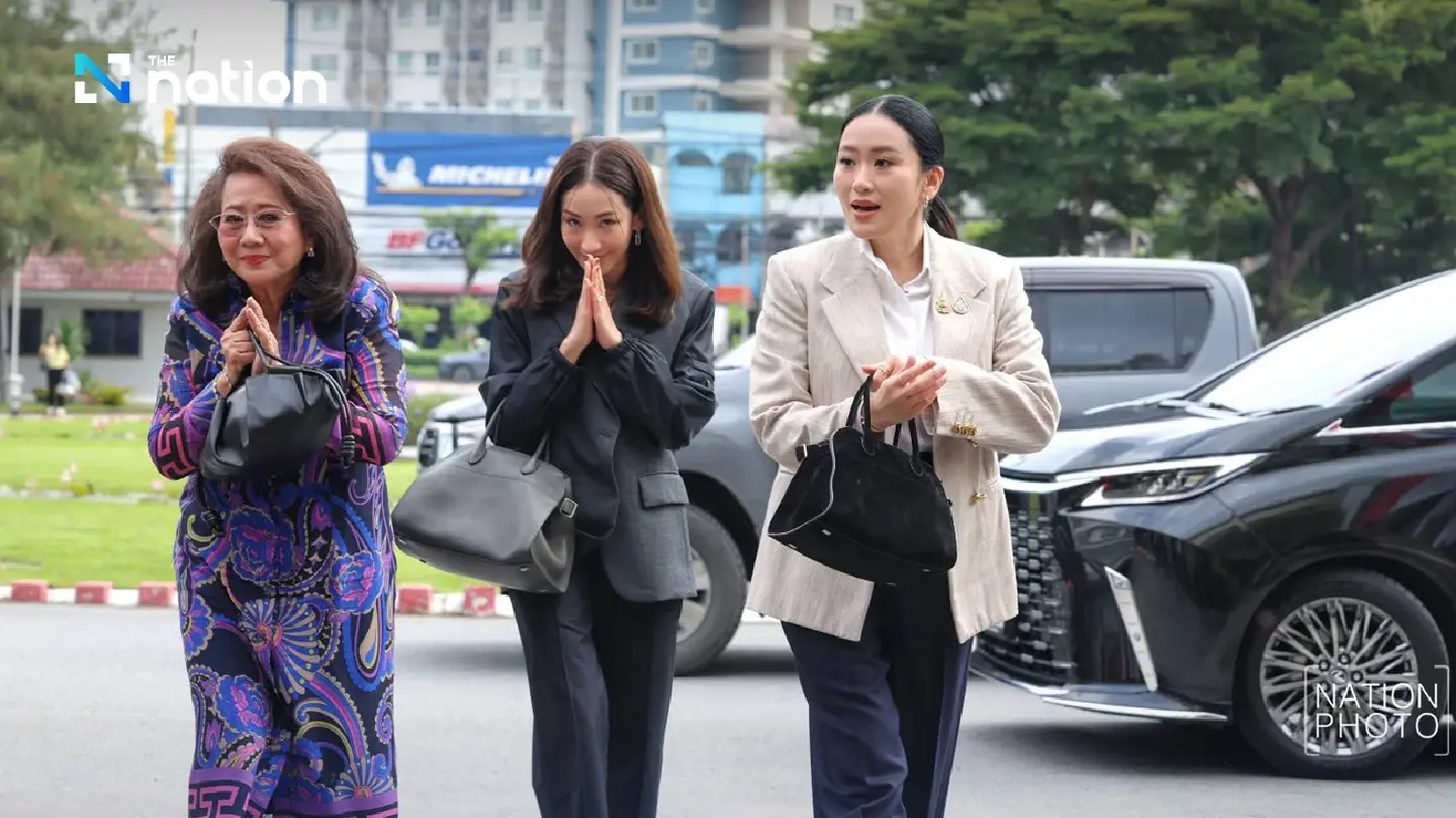 Potjaman, two daughters visit Thaksin at Klong Prem prison