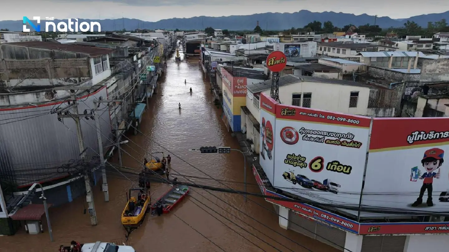 Pa Sak River bursts its banks, flooding Lom Sak municipality in Phetchabun