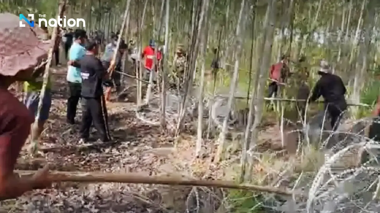 Cambodians dismantle razor wires at Ban Nong Chan again