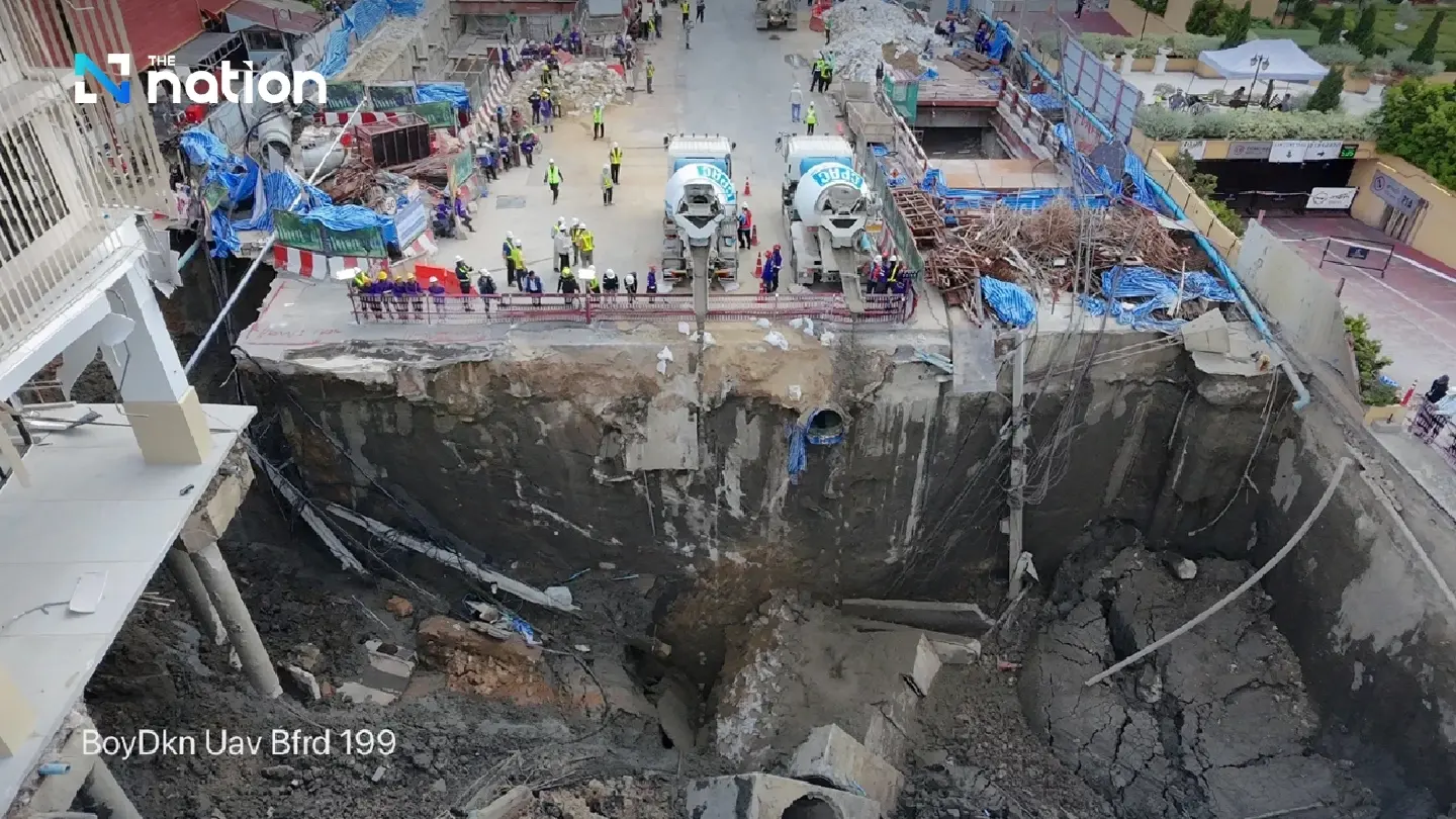 Bangkok Scraps Rescue Plan for 50-Metre Sinkhole; Concrete Poured to Halt Landslide Risk