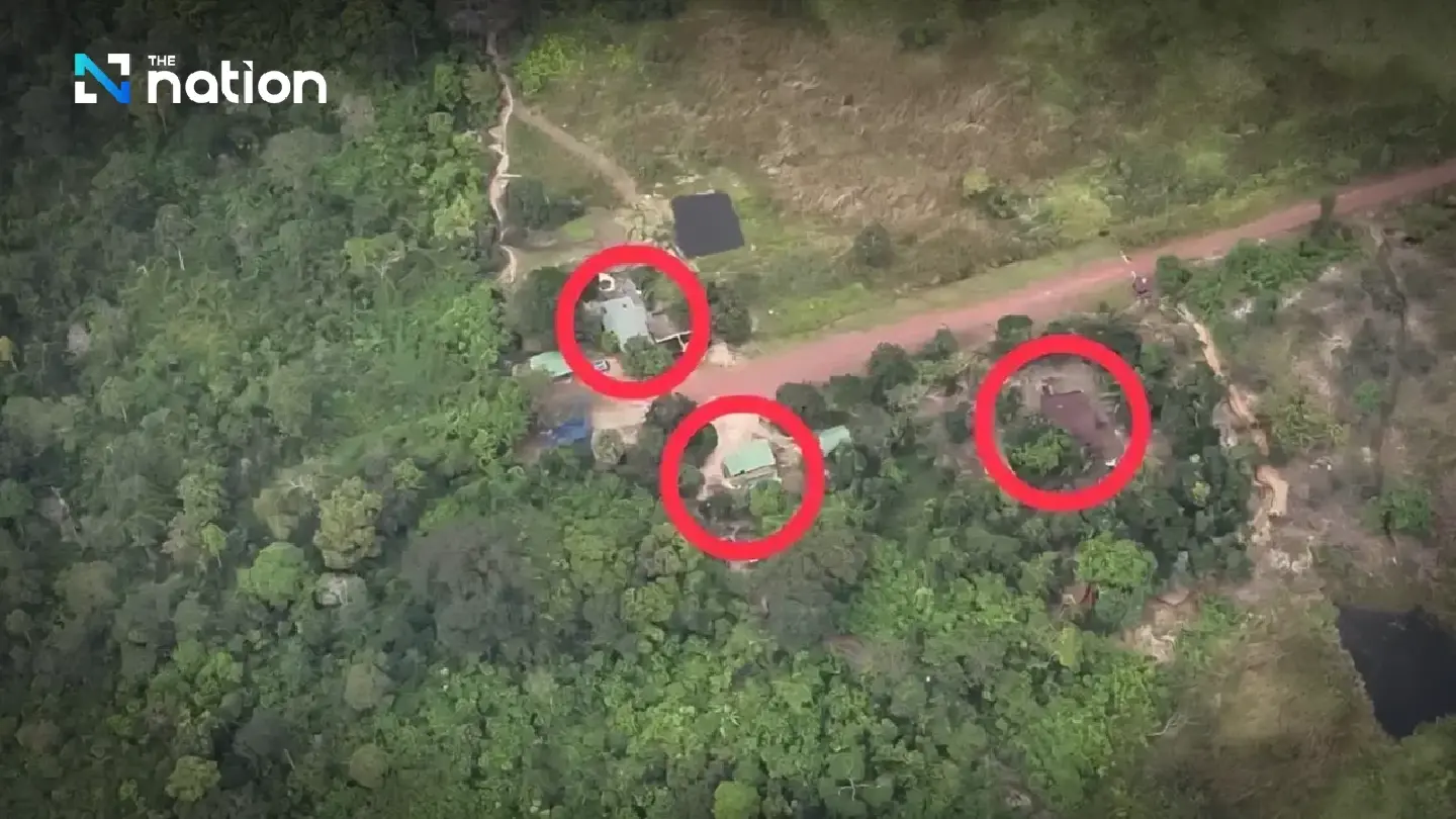 Navy dismantles three Cambodian houses encroaching on Trat sovereignty Navy dismantles three Cambodian houses encroaching on Trat sovereignty