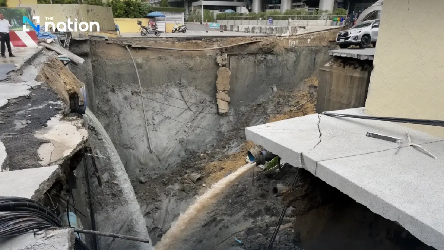 Dusit district closes traffic after major road collapse near Vajira Hospital