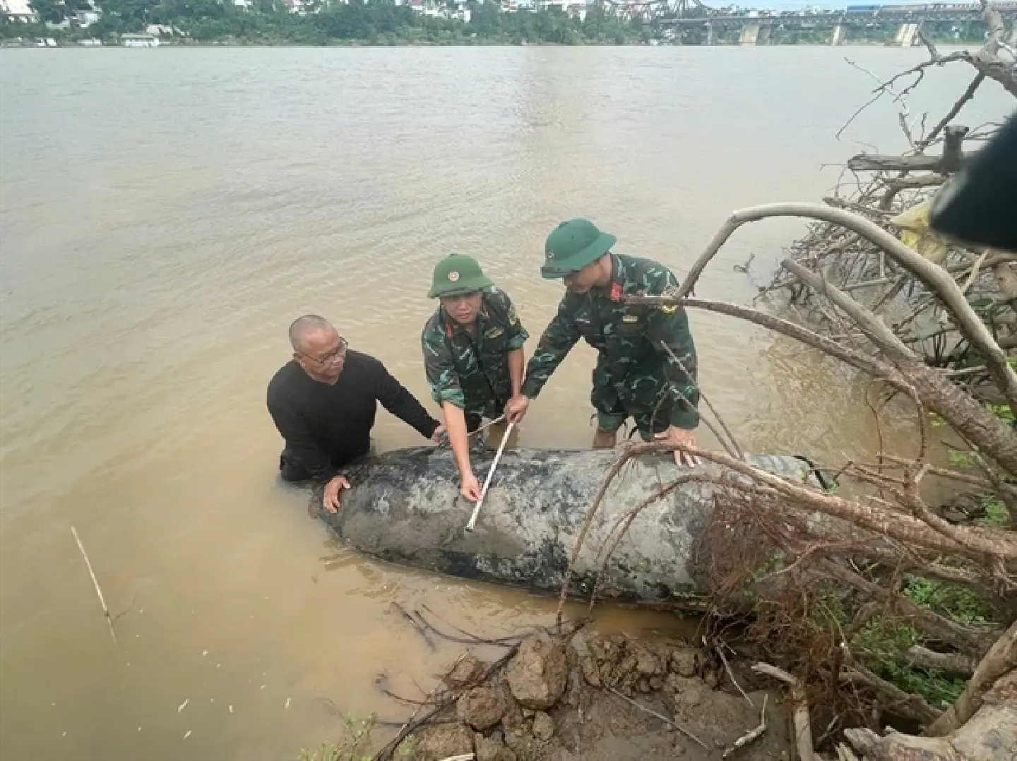 Two 1.3-tonne bombs pulled out of Hanoi's Red River Two 1.3-tonne bombs pulled out of Hanoi's Red River