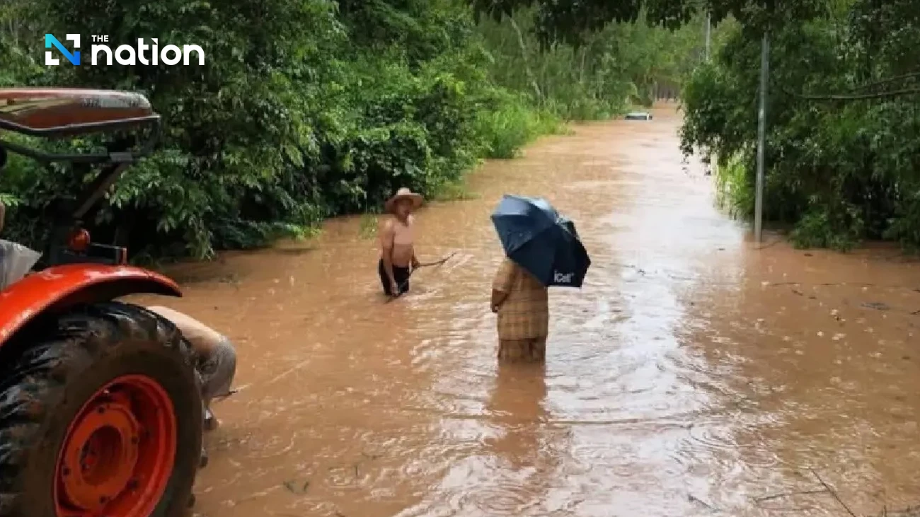 Loei Flooding: Typhoon Mitag Unleashes Flash Flood in Phu Ruea, Submerging Car