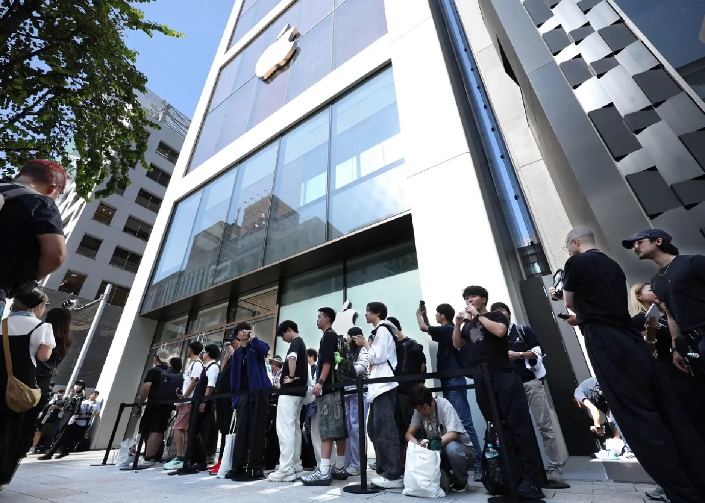 Apple Ginza Reopens at Original Location after 3 Years