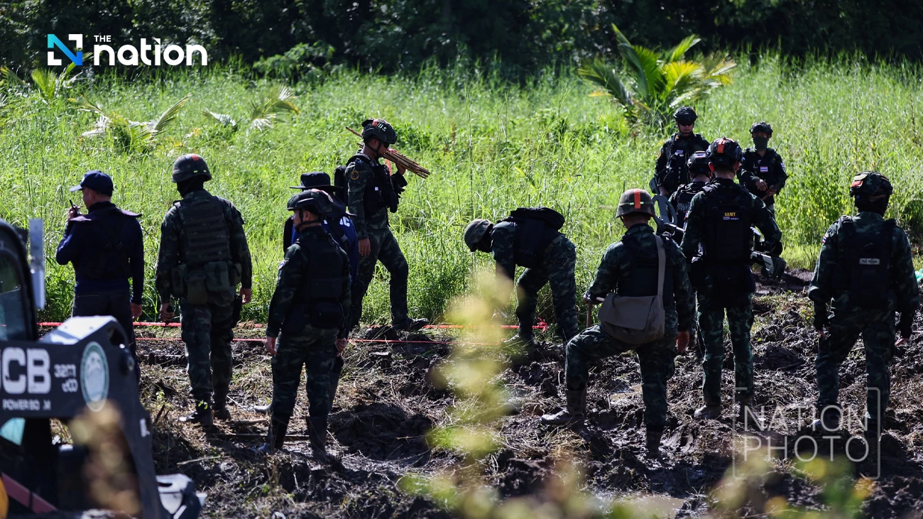 Thai troops press on with mine clearance despite Cambodian onlookers