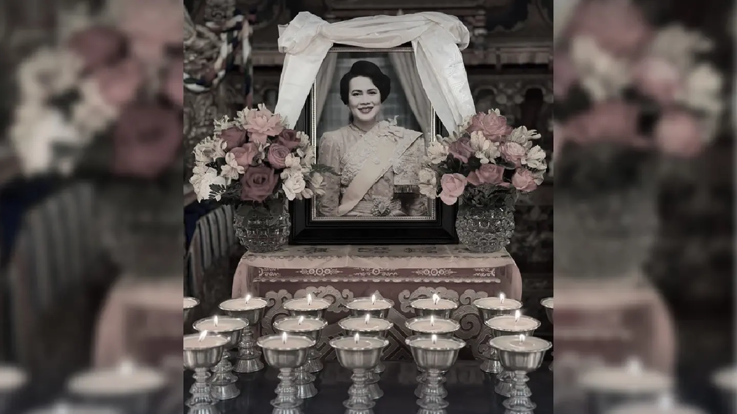 King Jigme of Bhutan lights a thousand butterlamps to honour Queen Sirikit