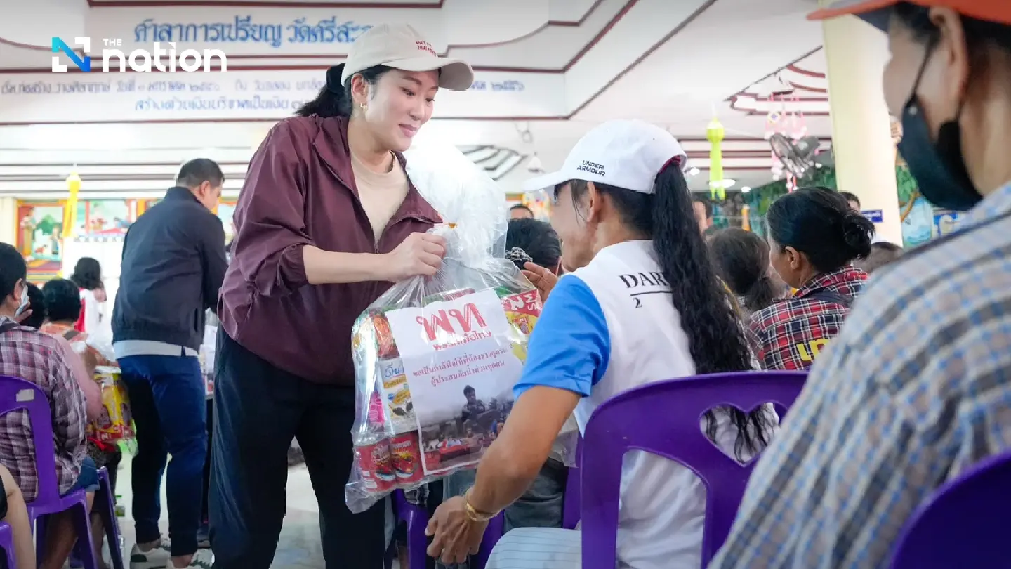 Paetongtarn leads Pheu Thai team to aid flood victims in Uttaradit