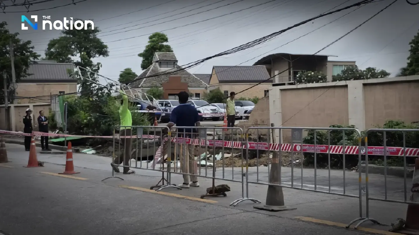 Bangkok Governor inspects road subsidence in Bang Kho Laem, repairs to be completed in three days
