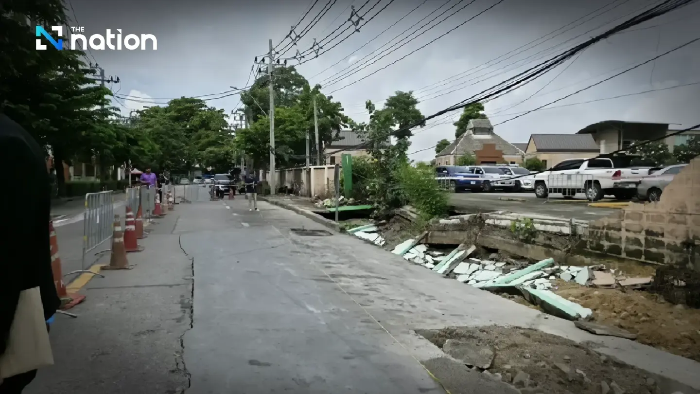 Road subsidence in Bang Kho Laem closes traffic lanes, but hospital remains accessible Road subsidence in Bang Kho Laem closes traffic lanes, but hospital remains accessible