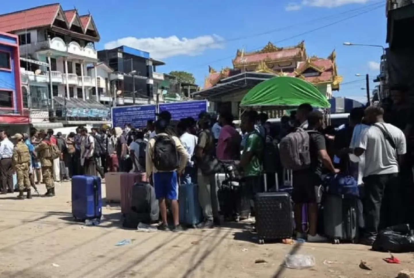 Hundreds of online scam workers from KK Park await crossing into Thailand