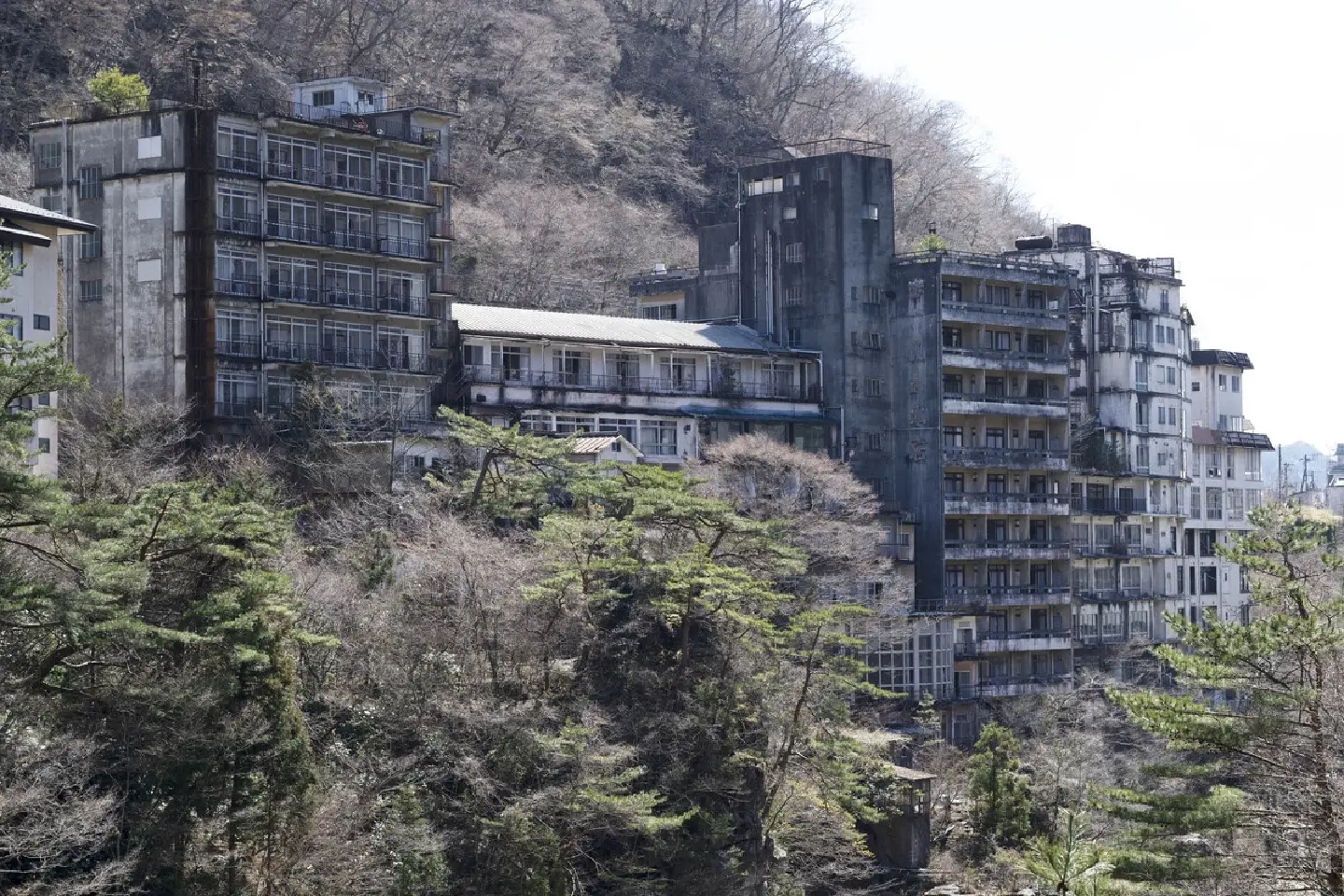 Japan to subsidize demolition of abandoned inns