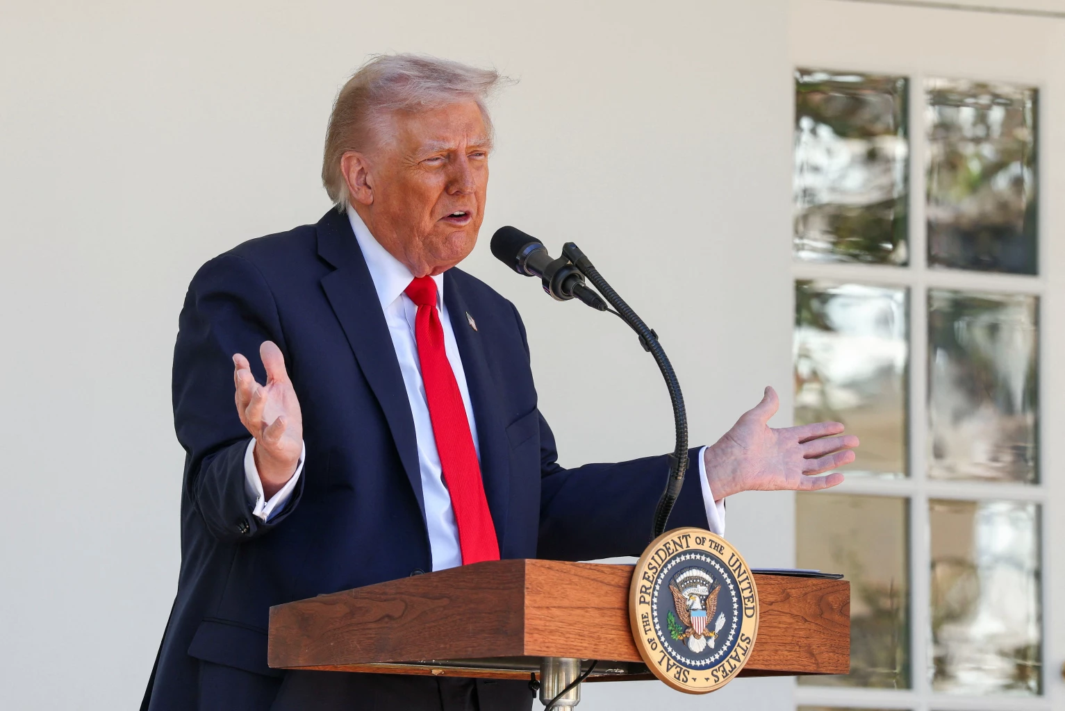 Switzerland secures US tariff reduction to 15% and pledges $200 billion in investments