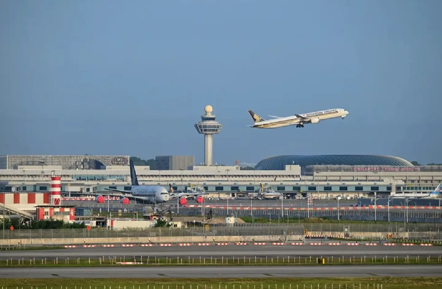 Passengers flying out of S’pore from Oct 2026 to pay extra US$0.77 to US$32 in green jet fuel levy