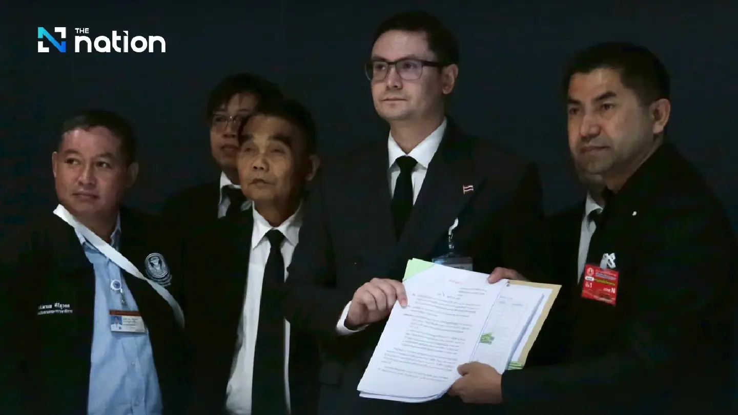 Surachet submits ‘evidence’ against 30 police officers to House committee Surachet submits ‘evidence’ against 30 police officers to House committee