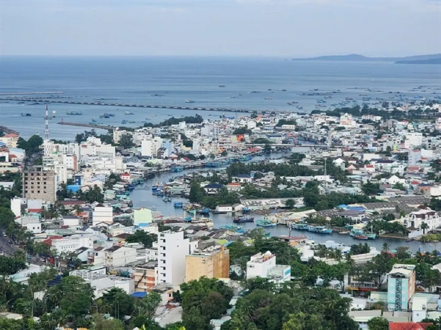 Power outages in Phu Quoc hit 30,000 households, following submarine cable incident