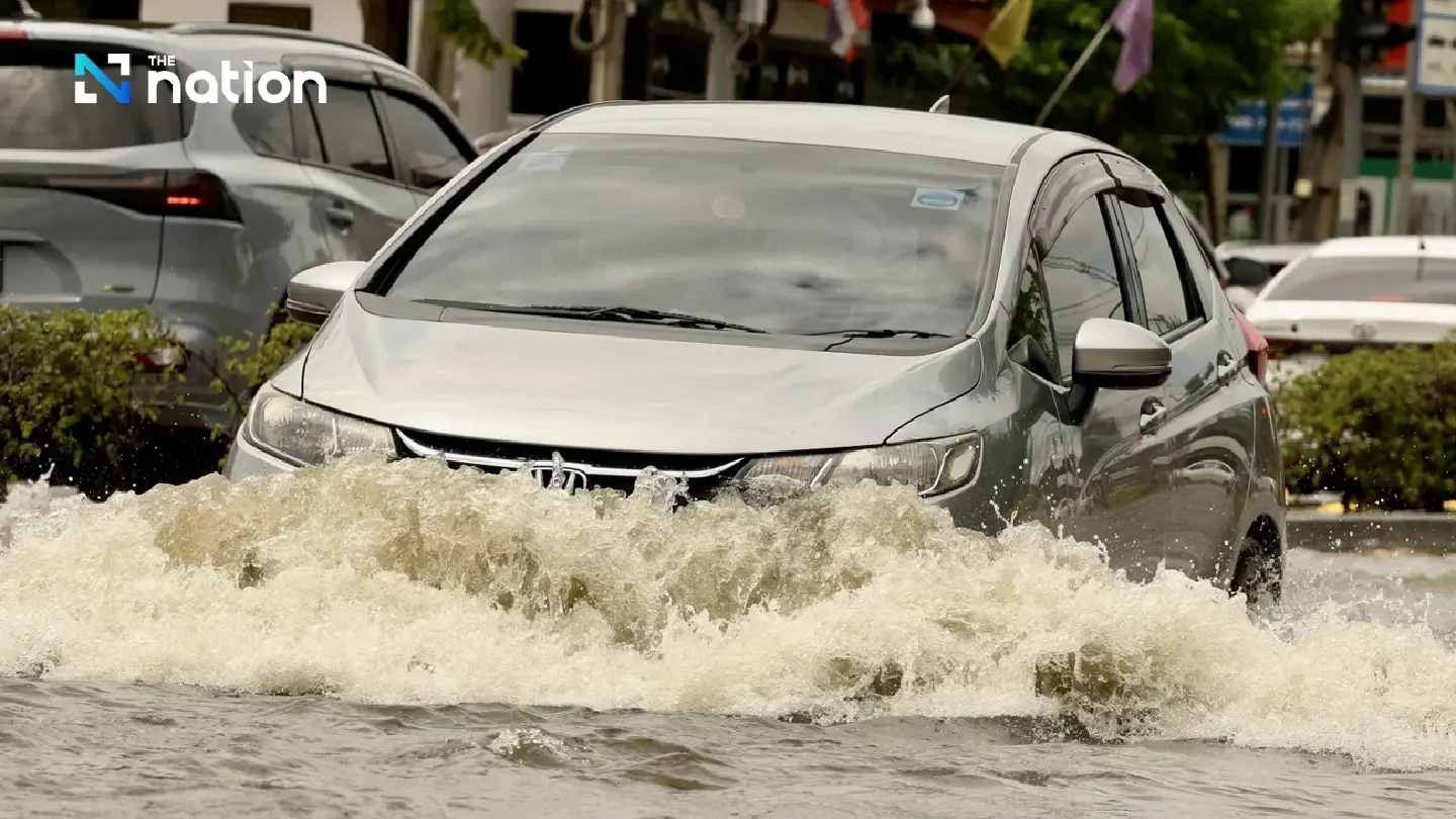 Main road in Don Mueang still flooded as connected canal remains swollen Monday afternoon Main road in Don Mueang still flooded as connected canal remains swollen Monday afternoon