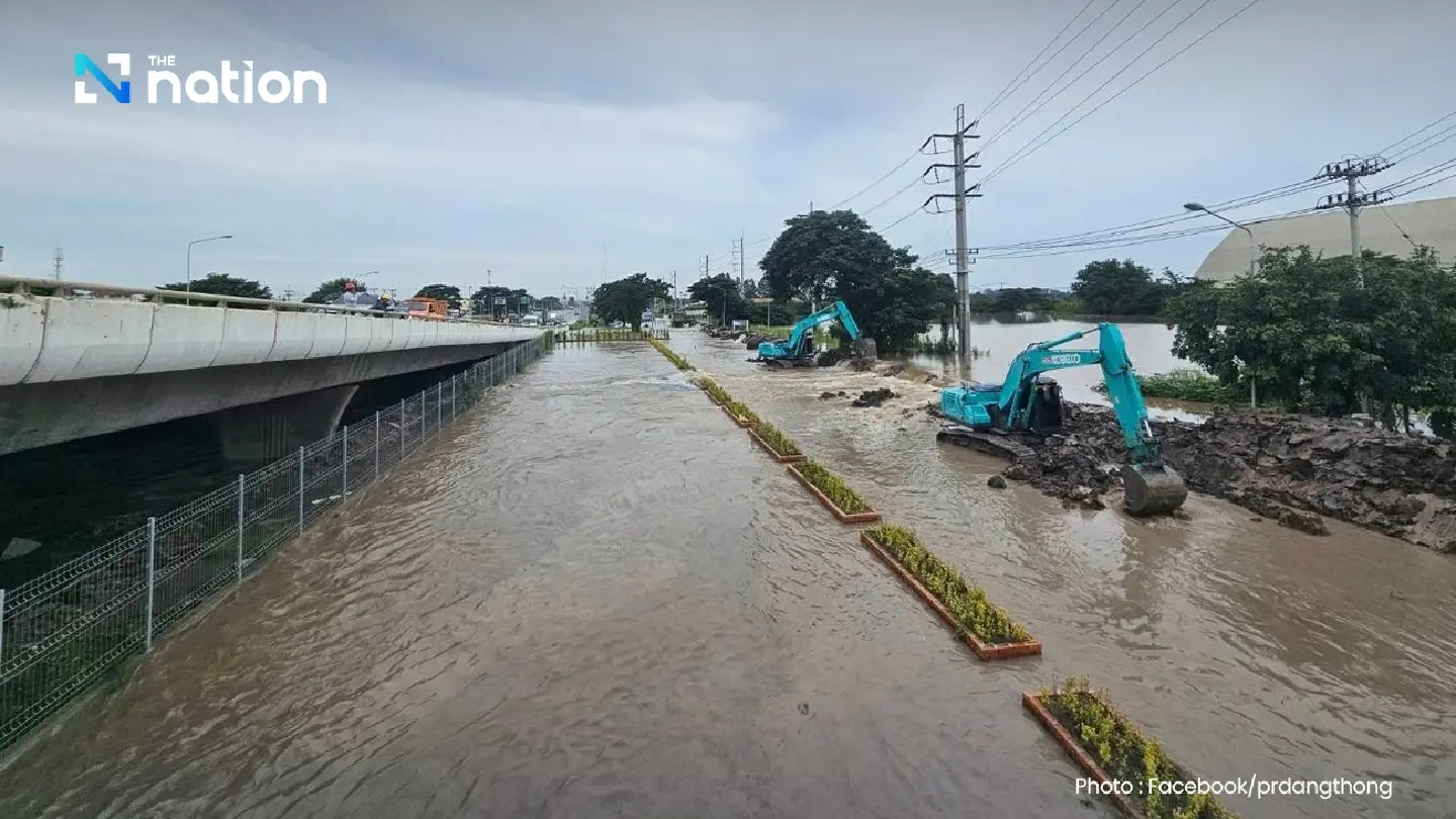 Emergency evacuation as Chao Phraya River floods Pa Mok District, Ang Thong Emergency evacuation as Chao Phraya River floods Pa Mok District, Ang Thong