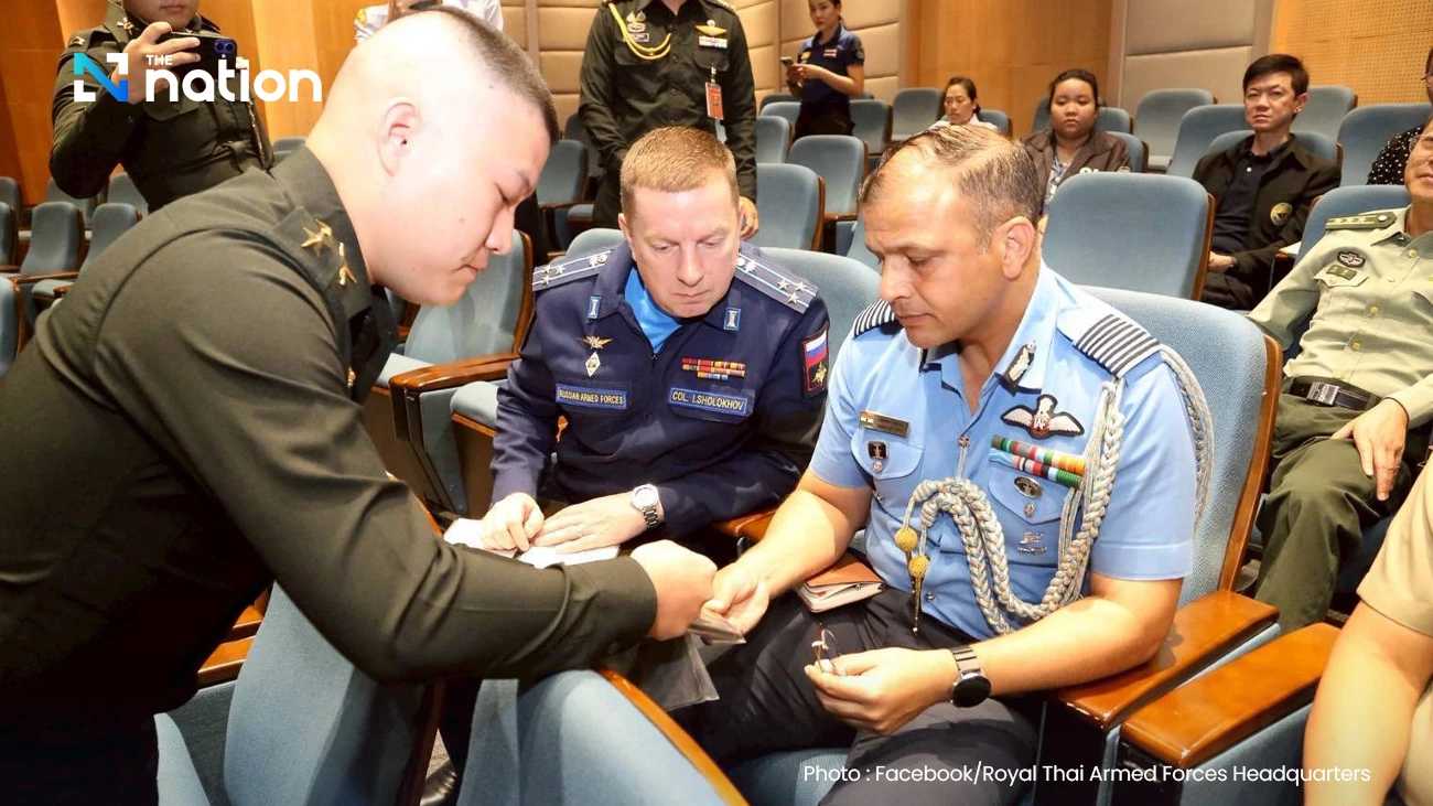 Thai Armed Forces present seized Cambodian soldier’s mobile phone to foreign defence attachés as evidence