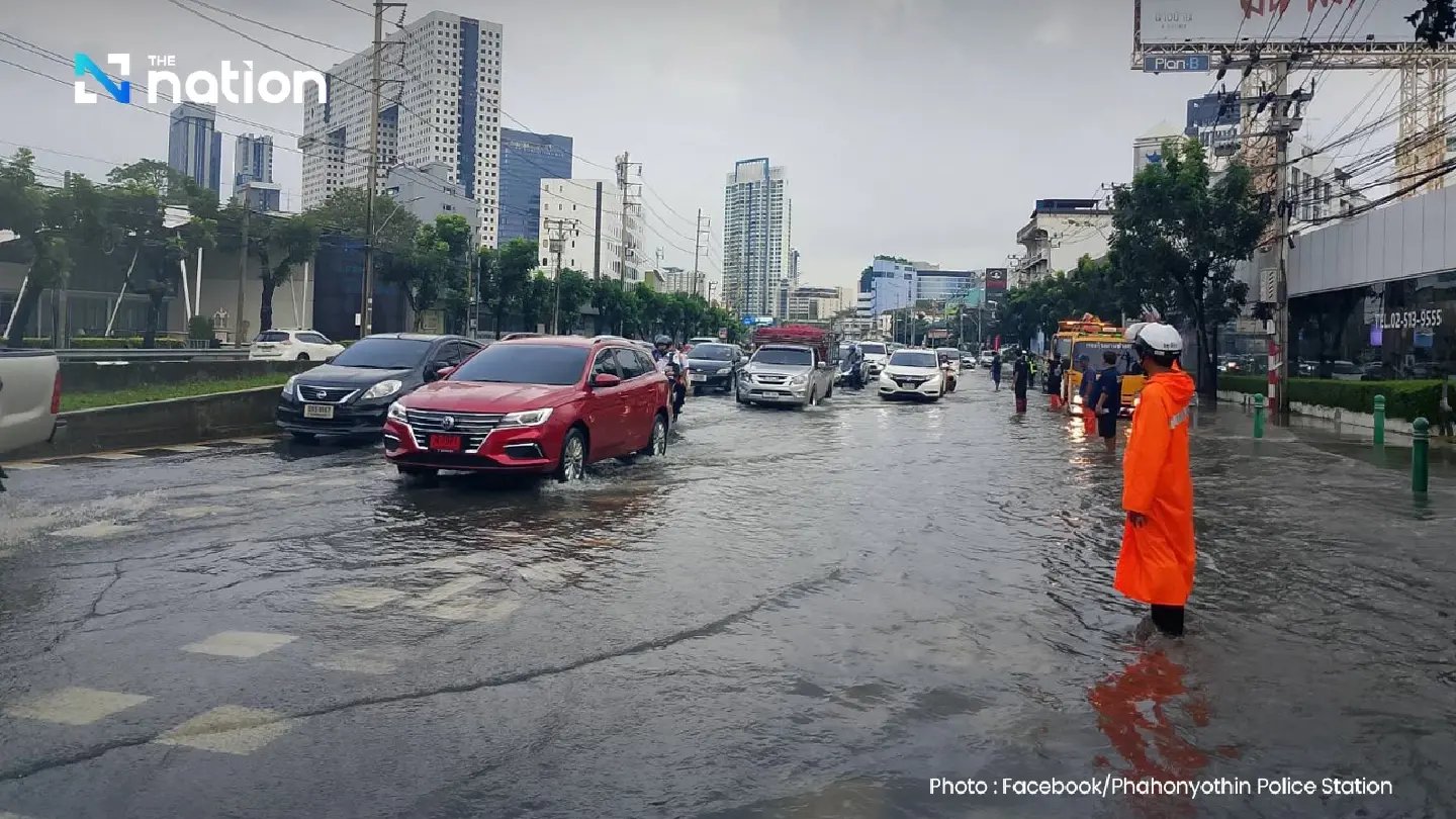 Ratchadaphisek Road closed from Ratchayothin to Ratchada-Ladprao due to severe flooding