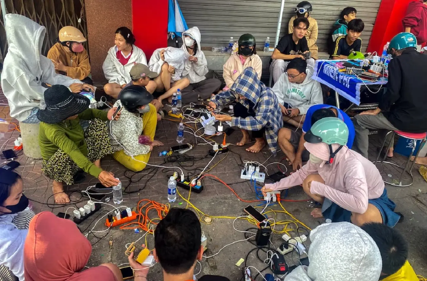 Typhoon Kalmaegi brings rain and destruction to Vietnam as death toll nears 200 in Philippines Typhoon Kalmaegi brings rain and destruction to Vietnam as death toll nears 200 in Philippines