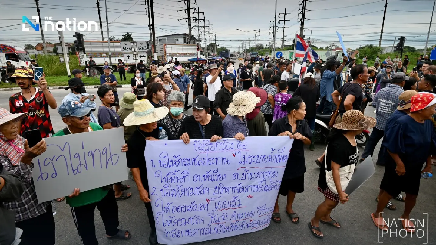 Ayutthaya residents block Ayutthaya-Sena Road, demand opening of floodgates Ayutthaya residents block Ayutthaya-Sena Road, demand opening of floodgates