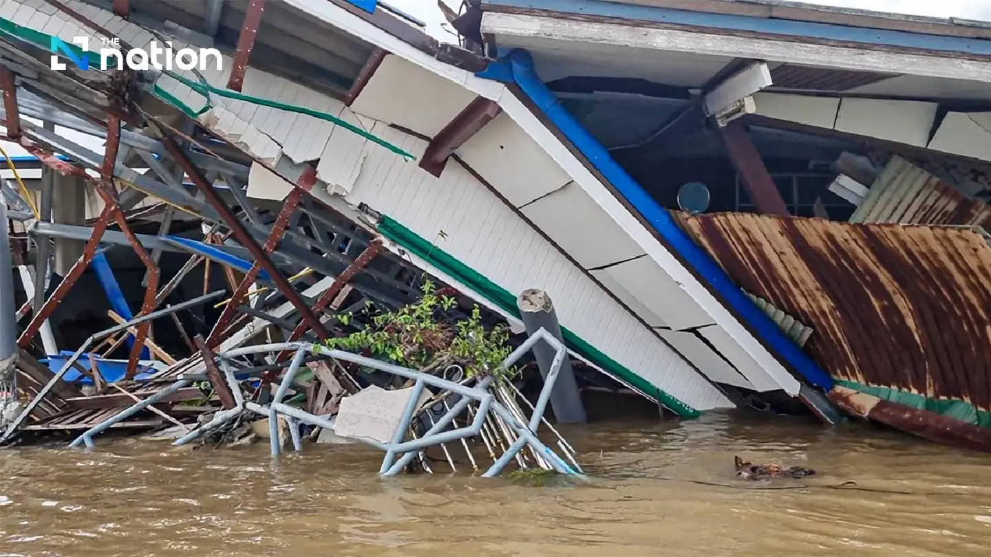 Cargo tugboat crashes into riverside homes on Chao Phraya Cargo tugboat crashes into riverside homes on Chao Phraya