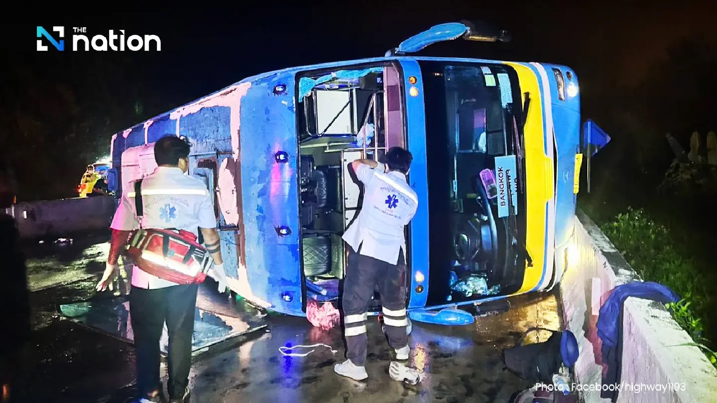 Tour bus overturns on Lampang–Chiang Mai highway, 12 foreign tourists injured