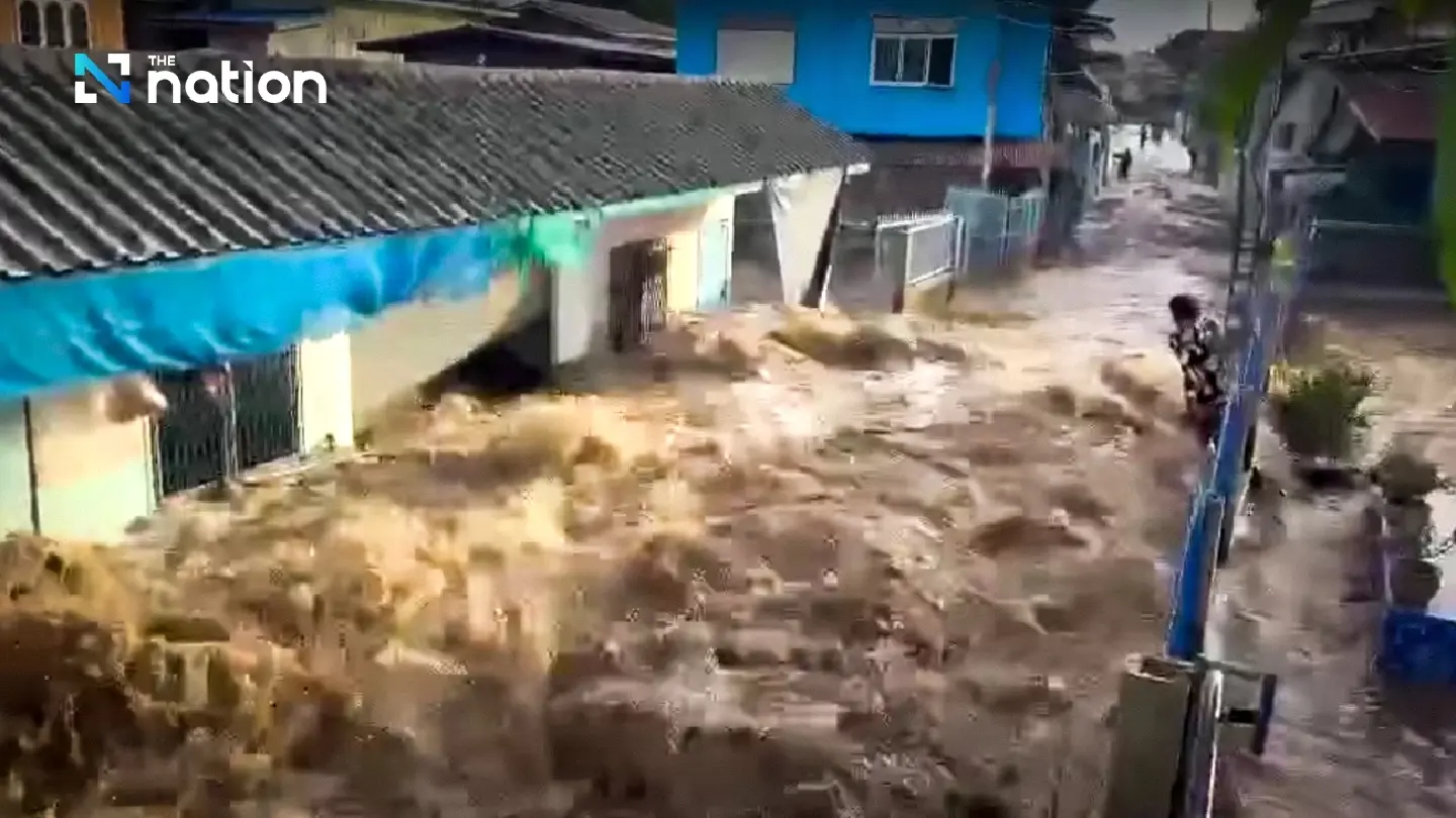 Flood barrier collapses in In Buri, Sing Buri — three villages submerged, water surges toward key areas
