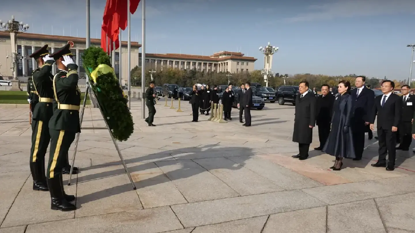 His Majesty the King and Her Majesty the Queen's Visit to Tiananmen Square and Lingguang Temple
