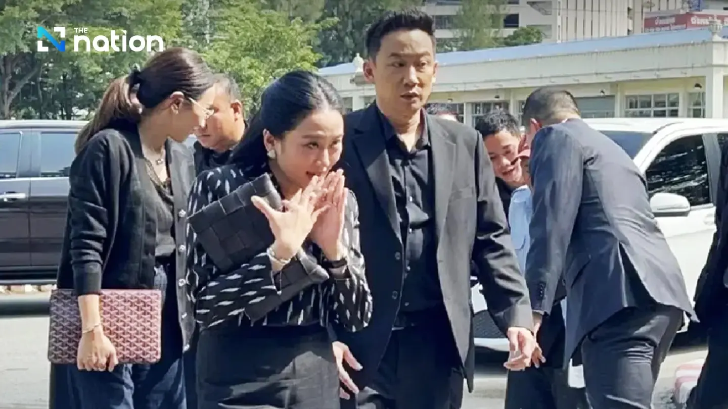 Thaksin’s children eat, shop, take photos with him at Klong Prem prison