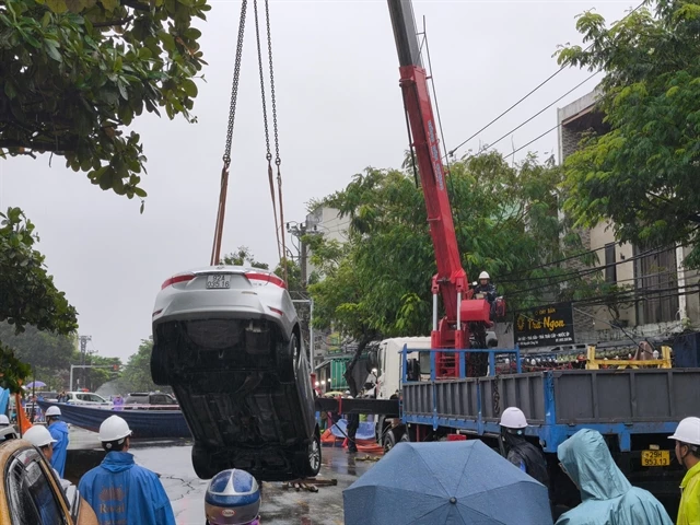 Sinkhole opens up in Da Nang's street, swallowing two parked cars